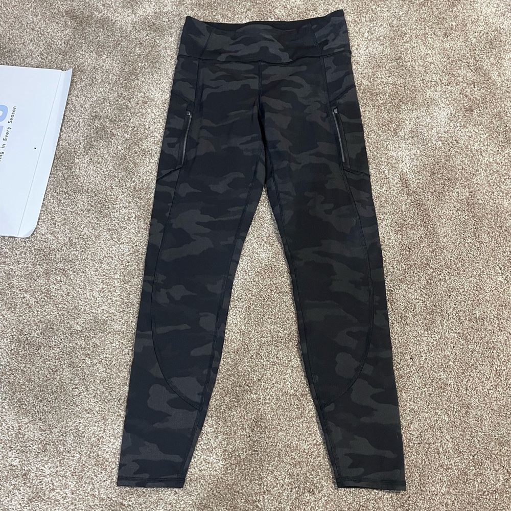 Athleta Black & Dark Gray Camo Stretch Leggings